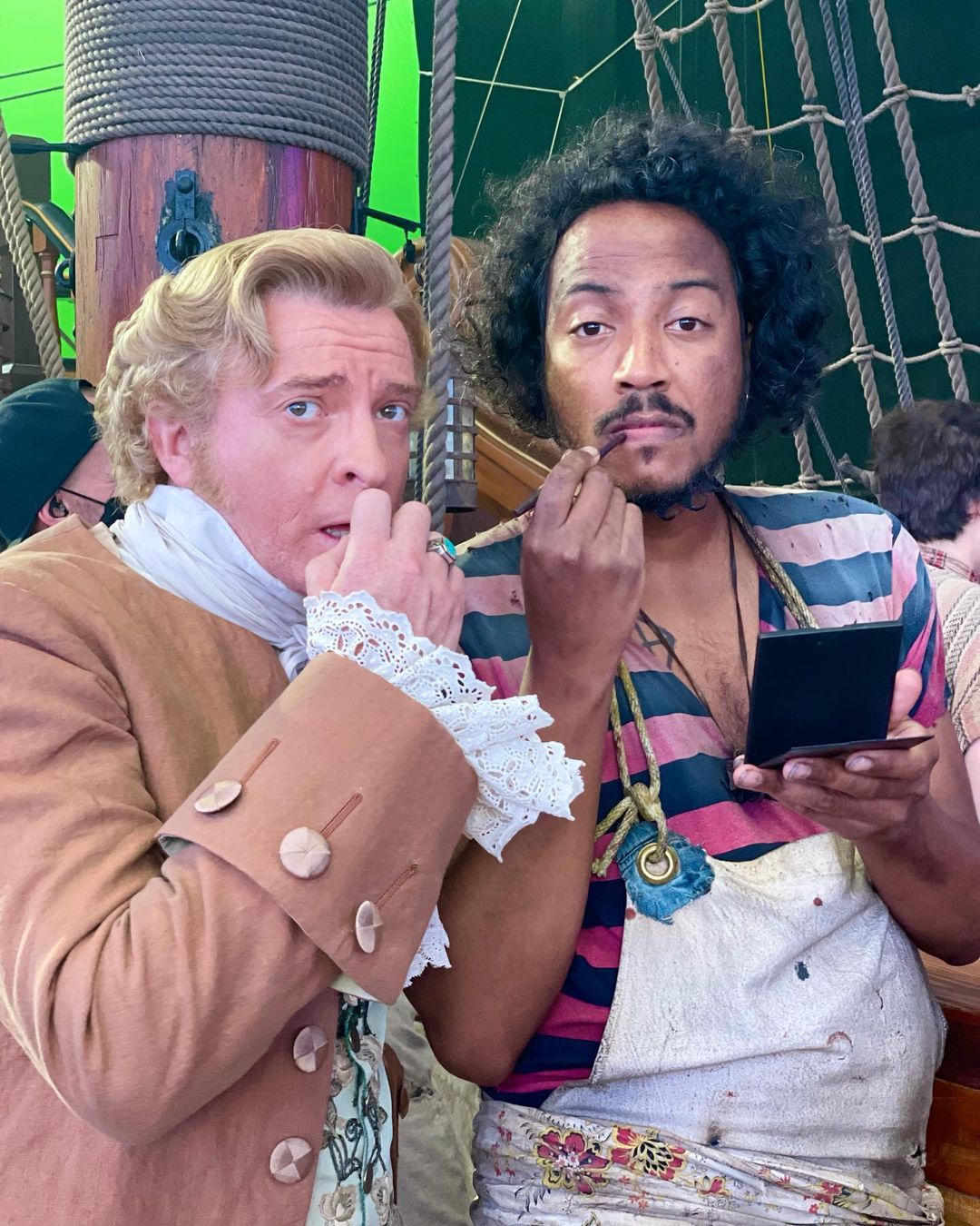 [b]Source:[/b] [url=https://www.instagram.com/p/CbfsreNJqfL/]@sambaschutte[/url] (Instagram)
[b]Date:[b] 2022-03-24
Keywords: Rhys Darby;Samba Schutte