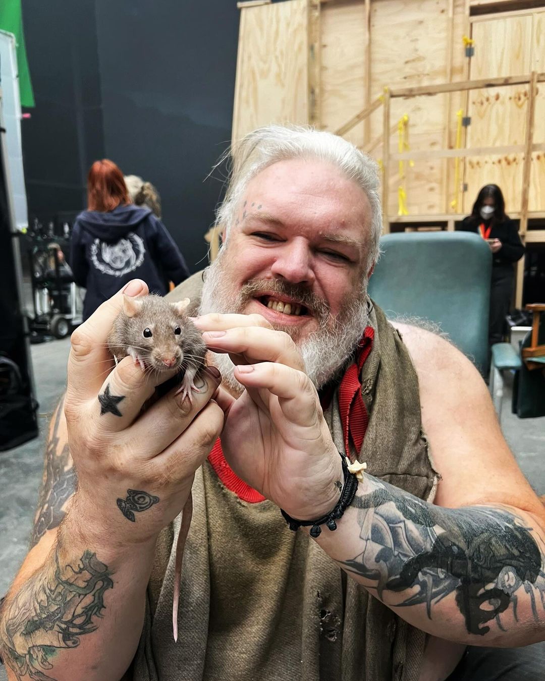 [b]Source:[/b] [url=https://www.instagram.com/p/CzE4wyHPcyM/]@dvidjenkins[/url] (Instagram)
[b]Date:[b] 2023-10-31
Keywords: Kristian Nairn