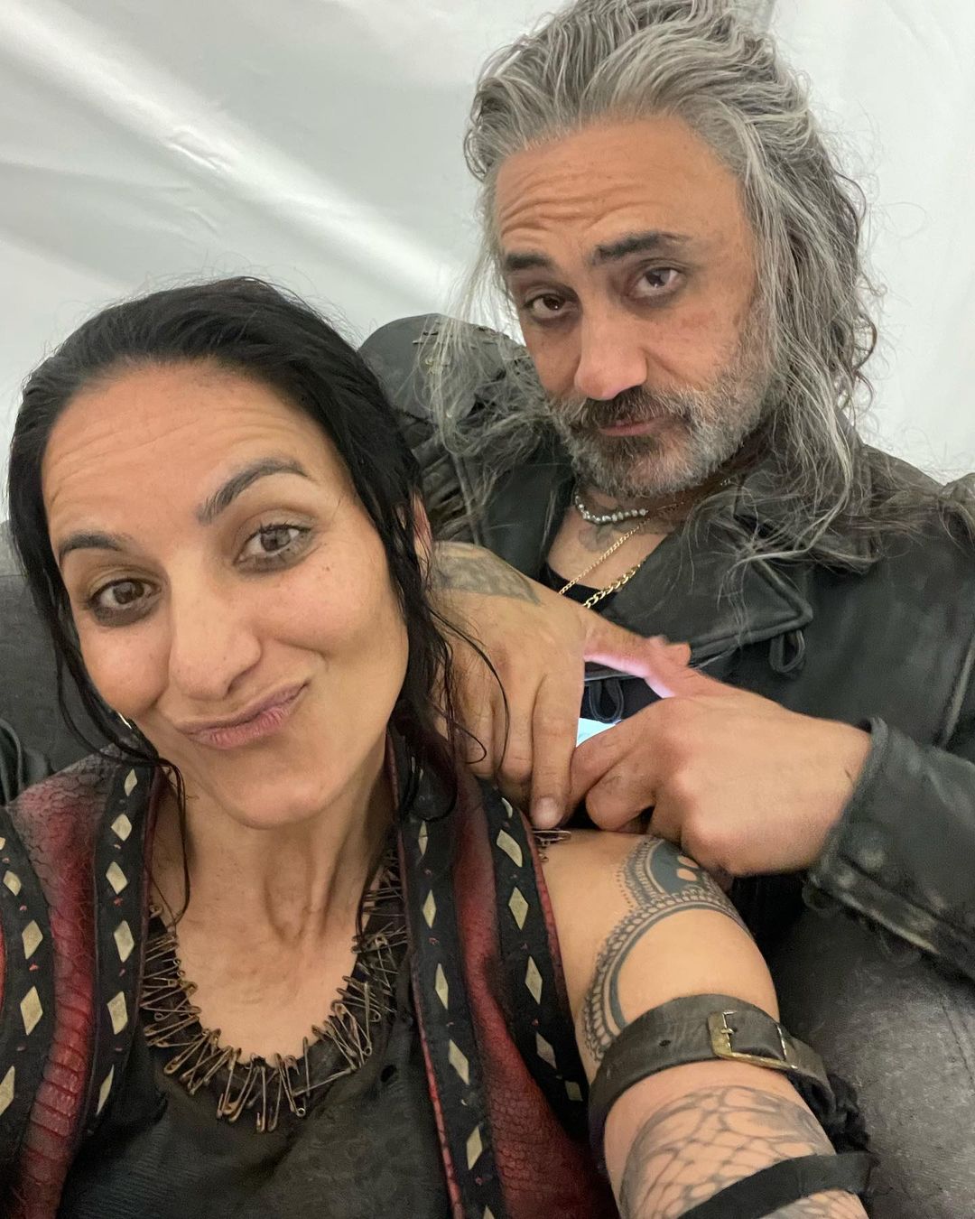 [b]Source:[/b] [url=https://www.instagram.com/p/Czcr2KmpILH/]@madeleinesami[/url] (Instagram)
[b]Date:[b] 2023-11-09
Keywords: Madeleine Sami;Taika Waititi