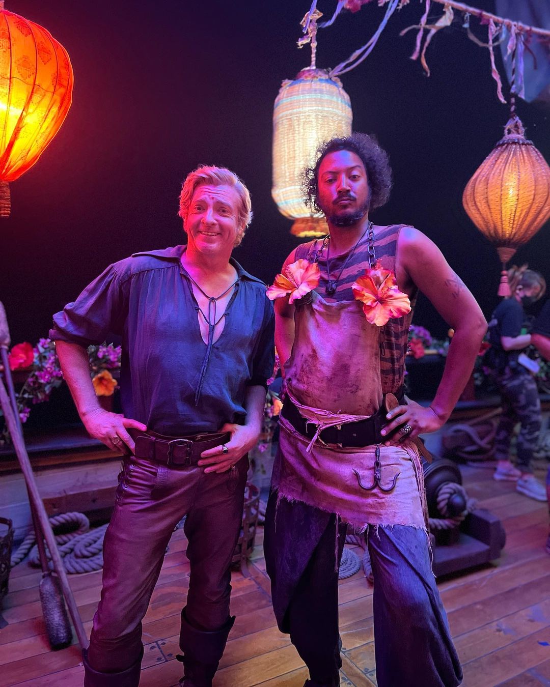 [b]Source:[/b] [url=https://www.instagram.com/p/C1C4Hr8vRl3/]@sambaschutte[/url] (Instagram)
[b]Date:[b] 2023-12-19
Keywords: Rhys Darby;Samba Schutte